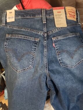 High-Waisted Mom Levis 31 × 29 nwt